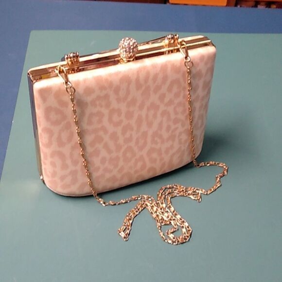 Pill Box Clutch/Wristlet or Shoulder Bag Gold Tone Metal Wedding Prom - Picture 2 of 7